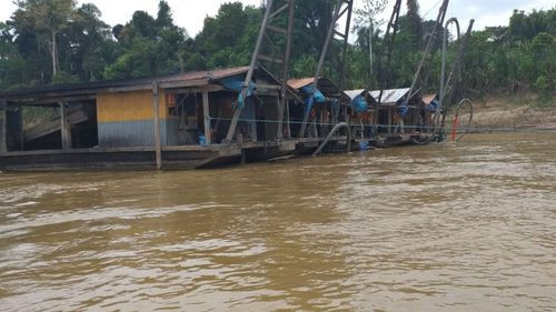 546 dragas extraen oro en el río Madre de Dios, el 50% opera ilegalmente