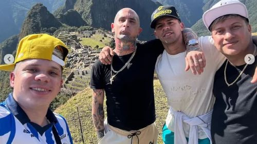 Cancelaron un show de Ke Personajes en Perú y Emanuel Noir cantó desde el balcón del hotel