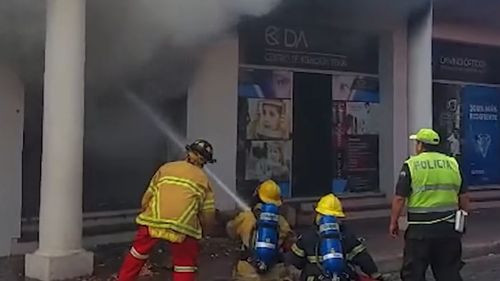 Un voraz incendio azota el centro de Santa Cruz
