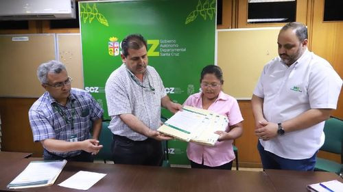 Sedes entrega documentos aprobados para la ampliación y construcción de seis hospitales en Pailón 