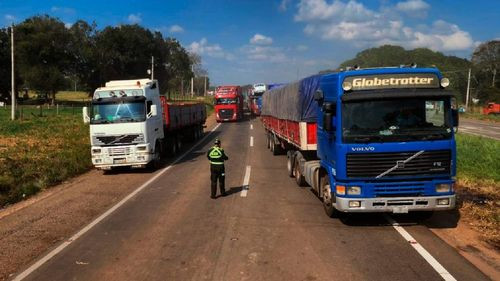 Pobladores determinan levantar el bloqueo en Buena Vista tras aceptar siete propuestas del ministro de Planificación