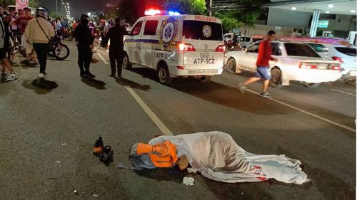 Trágico accidente en la avenida Omar Chávez: Un peatón pierde la vida y motociclista resulta gravemente herido
