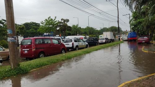 Caos vehicular en el Km 8 de la doble vía La Guardia debido a las fuertes lluvias