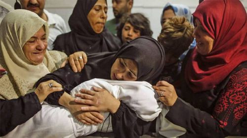 Una niña palestina muerta por bala perdida de la Policía palestina en protestas por Gaza