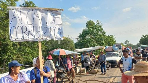 Bloqueo en Santa Martha exige respuestas del alcalde de el torno a demandas de salud, educación y servicios básicos