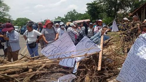 Segundo día de bloqueo en Santa Martha; Exigen la renuncia del Alcalde de El Torno 