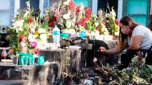  Día de los Difuntos: El Recuerdo y la Devoción Iluminan los Cementerios