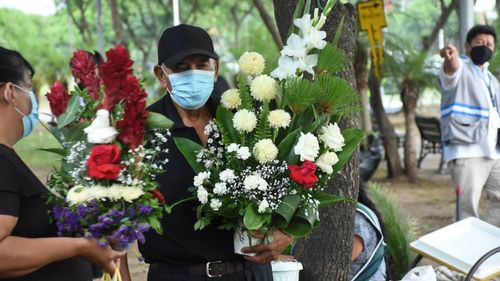 Incrementa la venta de flores por Todos Santos
