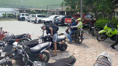 Retienen Motocicletas en Control de Tráfico en el Centro de la Ciudad de Santa Cruz