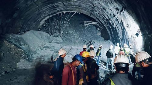 Los 40 trabajadores atrapados en un túnel colapsado en India están &quot;vivos&quot;