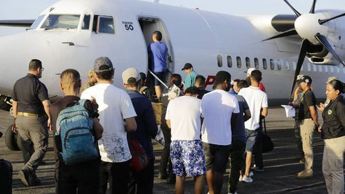 Panamá deporta y expulsa a un grupo de 30 ciudadanos colombianos, la mayoría migrantes