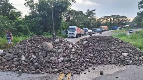 Bloqueos persisten en la carretera al Beni y amenazan ruta a Cochabamba