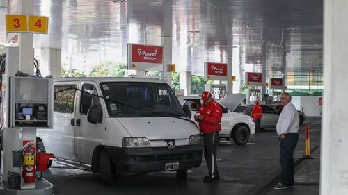 Combustibles suben en Argentina más del 25 % a dos días de la asunción de Javier Milei