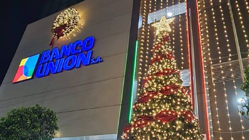 Edificio central de Banco Unión en Sucre, se engalana con un imponente árbol Navideño