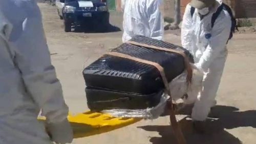 Macabro hallazgo en Oruro: Hombre hallado muerto en una maleta