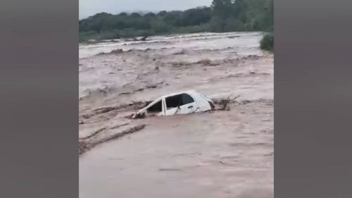 Inundaciones en Camiri tras torrencial lluvia: Desbordes de quebrada y Río Parapetí 