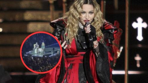 &quot;¡De pie!&quot; Madonna pide a fan en silla de ruedas levantarse en pleno concierto