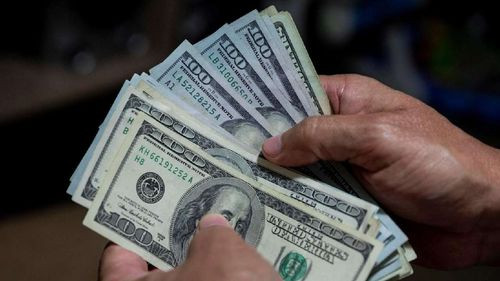 Límite de comisión para giros al exterior causa distorsión en el mercado, afirman expertos