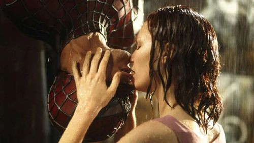 Kirsten Dunst revela detalles divertidos sobre el beso bajo la lluvia en Spider-man