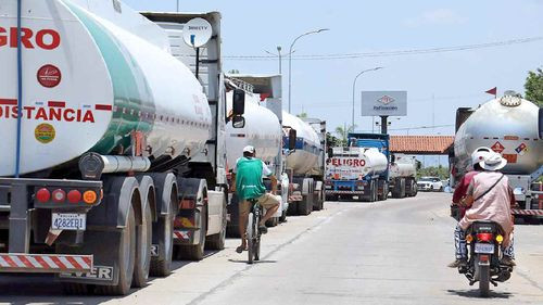 Denuncian salida de cisternas con carga incompleta de combustible hacia provincias