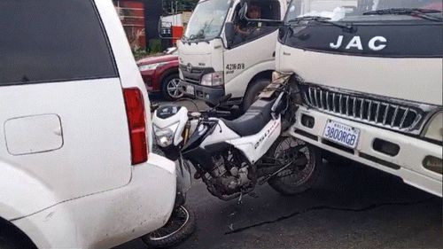 Motocicleta ocasiona colisión múltiple en el segundo anillo