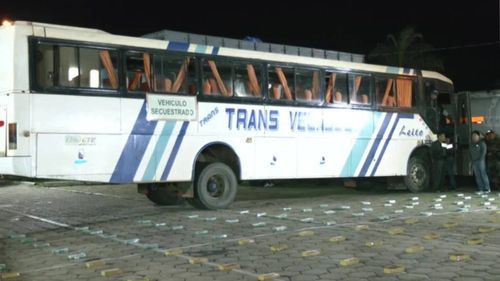 Intentaban transportar mas de 40 kilogramos de sustancias controladas en un bus de transporte público