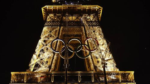 Los anillos olímpicos ya lucen en la Torre Eiffel