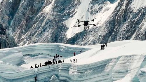 Un dron entrega cargas a 6.000 metros en el monte Everest
