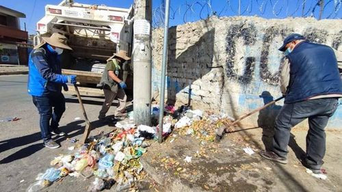 Trabajadores municipales salen a retirar la basura en Quillacollo