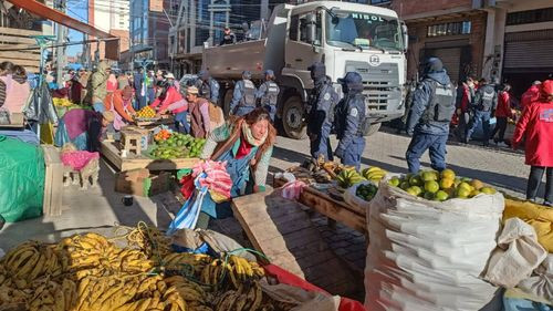 Las aceras de las calles 6 y 7 de Villa Dolores deben tener libre circulación peatonal