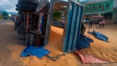 Vuelco de camión cargado de maíz en ingreso a Mairana por exceso de peso