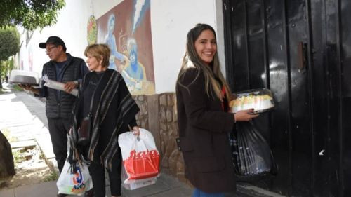 Ex Presidenta Áñez recibe visitas y regalos en su 57º cumpleaños