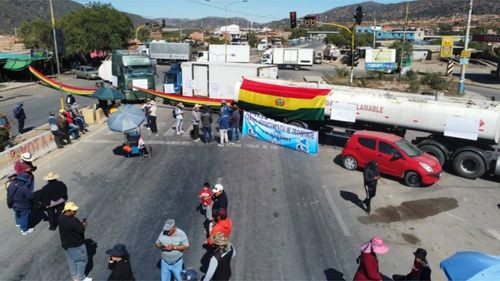 Transportistas pesados suspenden bloqueo de carreteras, pero se mantienen en emergencia
