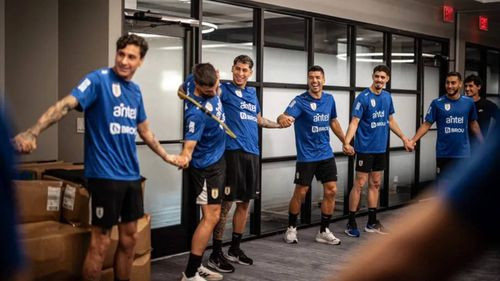 Preparación Lúdica: La Selección Uruguaya se Divierte Antes del Partido contra Colombia