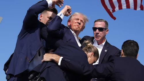 Conmoción en EE.UU.: disparos en un acto de campaña de Donald Trump, que quedó herido pero “está bien”