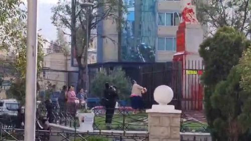 Colectivo &quot;mujeres creando&quot; lanza pintura roja al monumento en protesta contra el colonialismo
