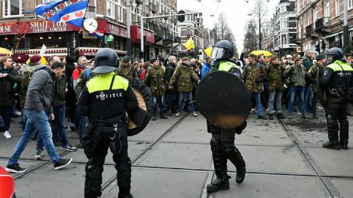 La Policía de Países Bajos detiene a un centenar de manifestantes propalestinos en Ámsterdam pese a prohibición de protestas