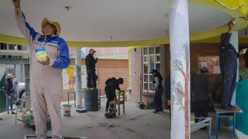 Cuadrilla de obreros intervienen con trabajos de mantenimiento la Unidad Educativa Villa Victoria