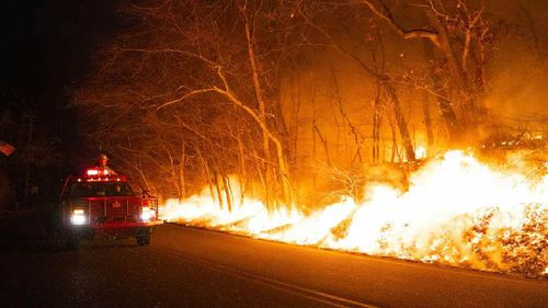 Incendios en el noreste de EEUU: Más de 100 familias evacuadas por avance del fuego
