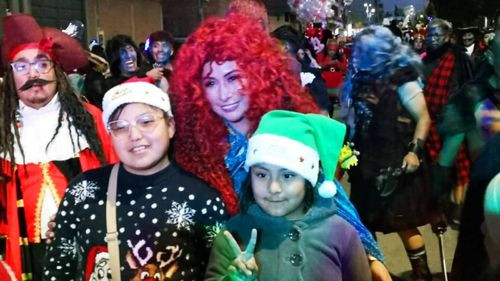 La alcaldesa Eva Copa ingresa como la Princesa Mérida en el Desfile Navideño