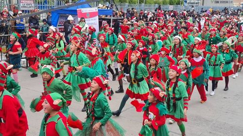 Los niños abren el Desfile Navideño 2024 en El Alto