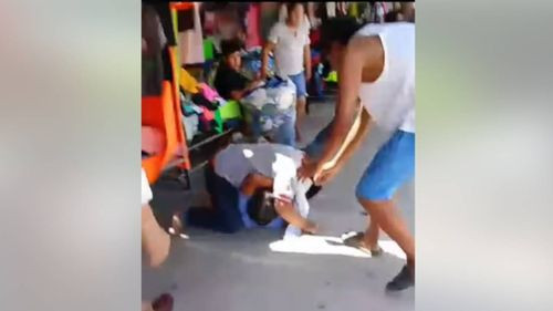 Santa Cruz: Dos micreros se agarraron a golpes en la zona del Abasto, ambos disputaban la ruta