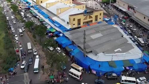 Santa Cruz: Falta de gendarmes, policías y limpieza provoca un caos en la zona de la feria Barrio Lindo