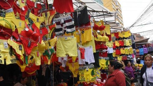 La población se vuelca a los mercados para hacer las últimas compras de Año Nuevo