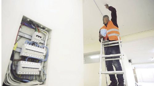 Deuda deja sin energía eléctrica a 100 colegios