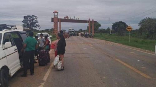 Interculturales cumplen segundo día de bloqueo en San Julián, en la carretera Santa Cruz - Beni