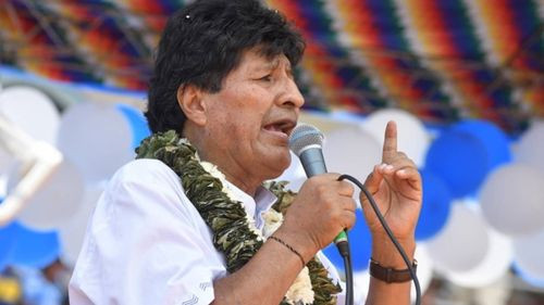 Afines a Morales cavan pozos para impedir que naves aterricen para capturarlo