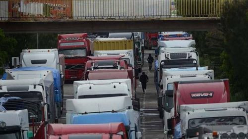 Decenas de camiones están varados por el bloqueo en Quillacollo