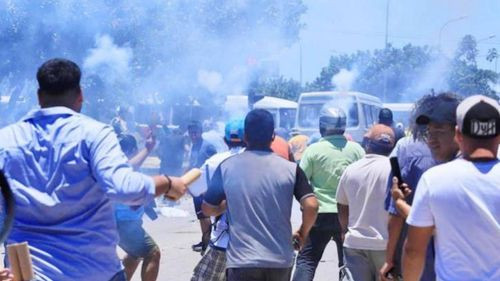 Vecinos y micreros se enfrentan por romper el paro del transporte