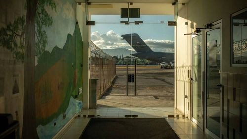 Lo que hay que saber sobre los vuelos militares de deportación de Trump